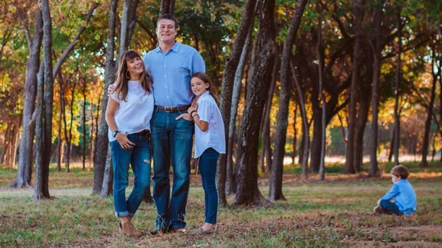 this family photo idea is fun for holiday pictures