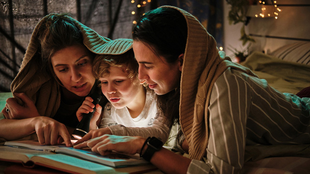 parents reading ghost stories for kids