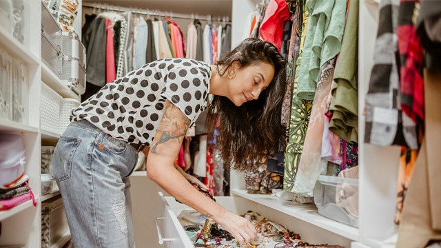 a mom using home organization tips to de-clutter