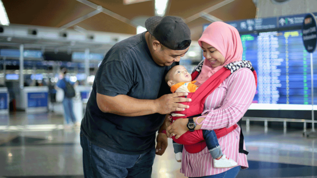 family flying with a baby